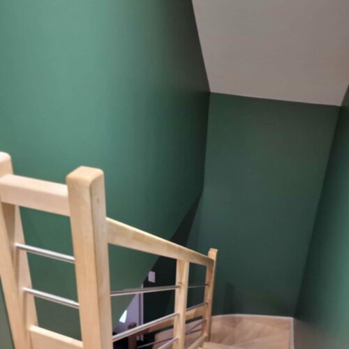 Mise en peinture et pose d'un revêtement mural cage d'escalier Landévant (3)