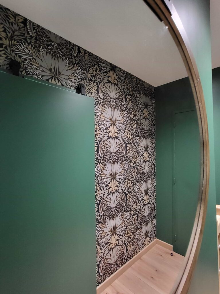 Mise en peinture et pose d'un revêtement mural cage d'escalier Landévant (5)